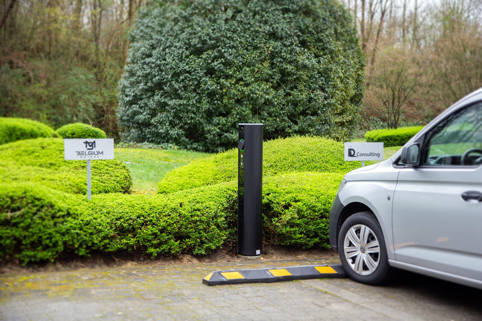 Laadzuilen op de parking van een kantoorcomplex in Drève Richelle, Waterloo